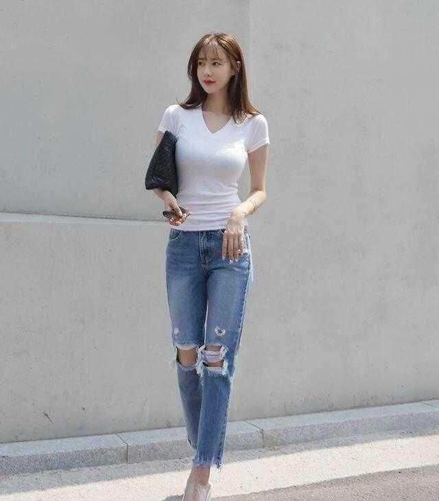 清凉一夏:街拍美女超时尚穿着魔性十足,香肩su胸留恋难忘掉口水