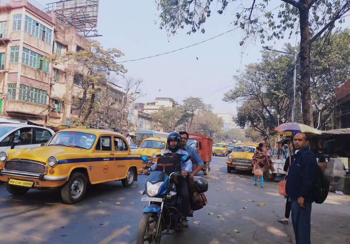 实拍印度第3大城市的街景,曾为英属印度首都,不如国内5线城市
