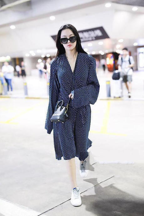 波点裙到底有多抢手，范冰冰和张馨予抢着穿，一对比傻眼了！