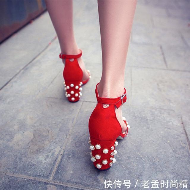 珍珠凉鞋:别再穿累脚的细跟鞋,今夏最流行这几款粗跟鞋,舒适时髦不累脚!