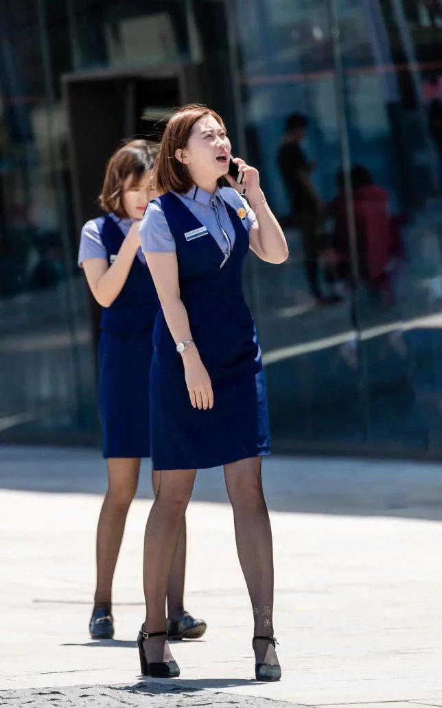 修身穿搭尽显迷人曲线,超薄黑丝袜,不认真看还以为腿真黑呢