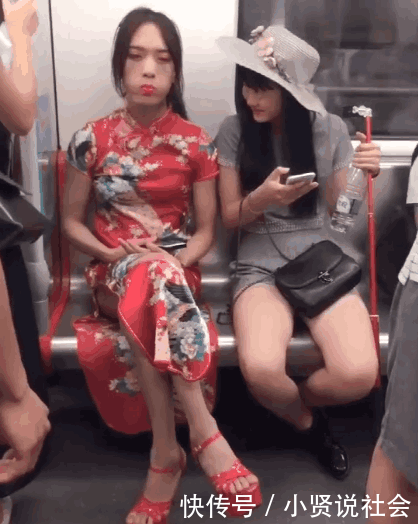 地铁上一旗袍“美女”卖萌, 旁边的妹子被迷住了, 网友: 不尴尬吗