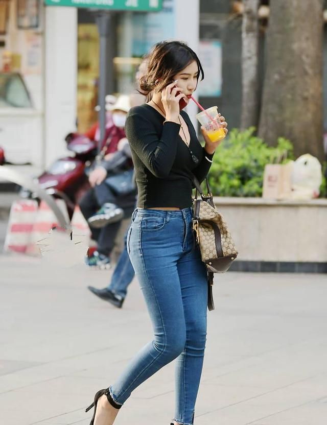 牛仔裤的小姐姐，气质出众，身材曼妙!