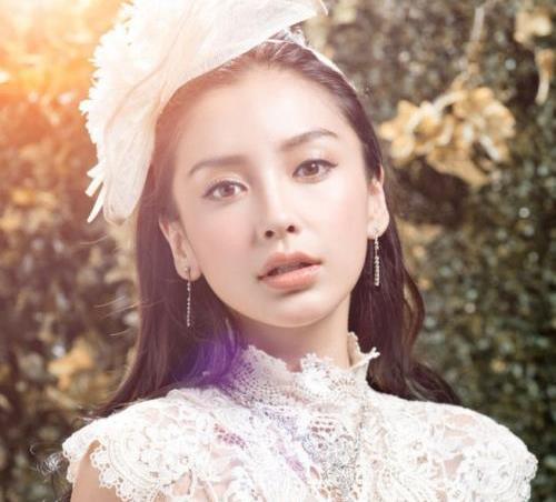 这下整容谣言不攻自破了，杨颖大方晒娃，小海绵很像她