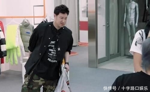  『发生』潘玮柏工作中膝盖疼痛难忍，有谁注意下一秒发生了啥？又心疼又好笑