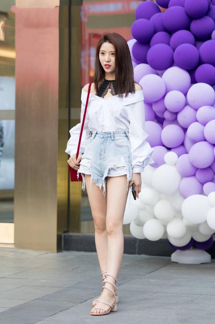  小美女■街拍：小美女身穿修身连衣裙，毛边设计增添了时尚元素，清新靓丽