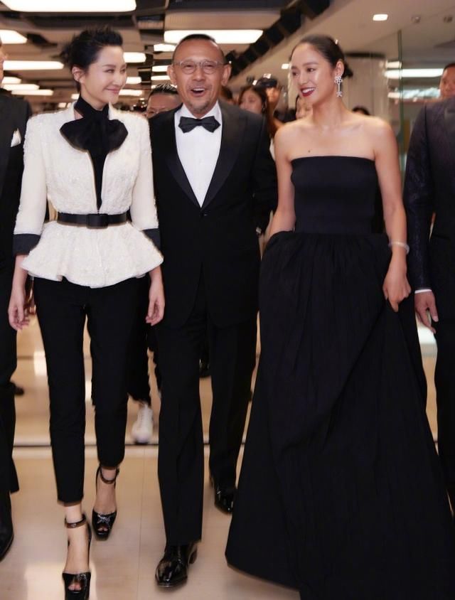 49岁许晴挑战吊裆裤，裤子的裆都快掉到膝盖了，网友:咋啥都敢穿