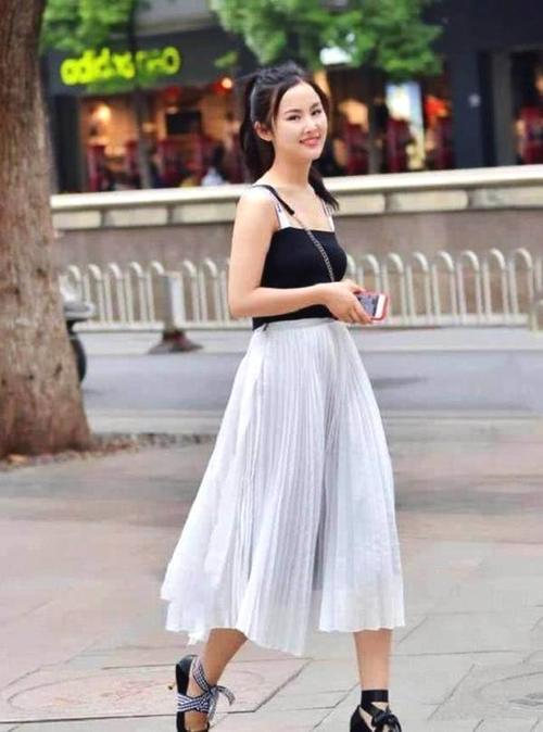 街拍：身材微胖的美女可能更适合包臀裙，时尚性感显身材！