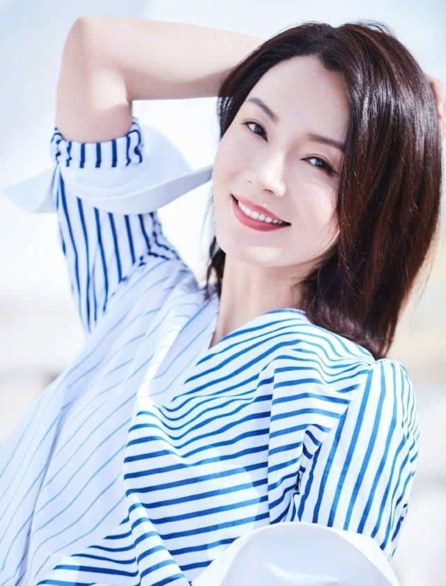衣摆塞进@身穿灰色西装搭配黑色礼帽，优雅又干练，陈数的气质很难有人超越