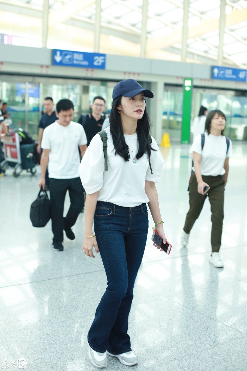 姚晨戴黑色棒球帽穿白色T恤搭配牛仔裤现身机场