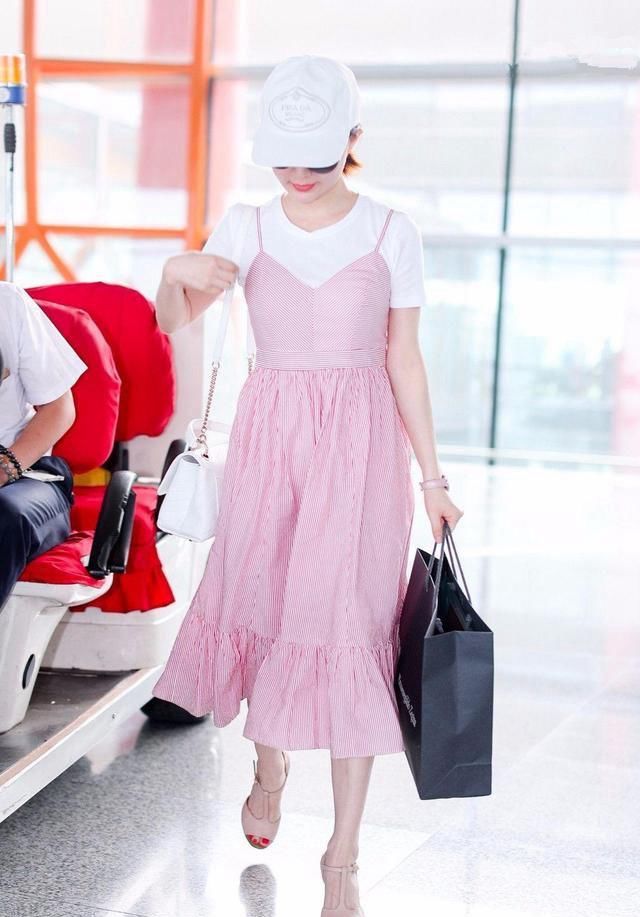 舒畅清新穿搭亮相，吊带粉裙搭配鱼嘴鞋，可女神的小细腰哪去了?
