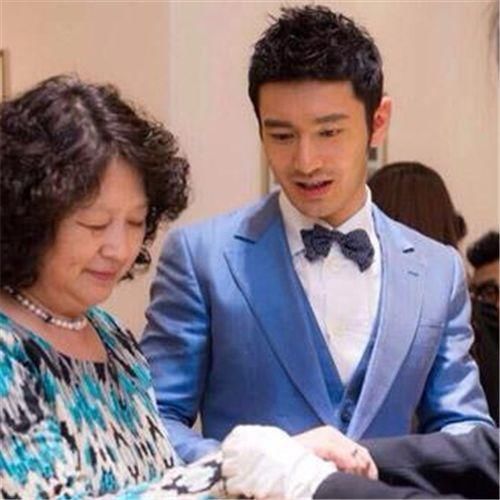 疑似黄晓明一条朋友圈 他身边的明星都捧场 但网友并不“买账”