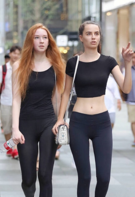 气质外国妞紧身裤秀出曼妙身姿，用实力诠释什么叫“小蛮腰”