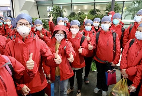 「达武汉天河国际机场」21支重症患者救治医疗队抵达武汉