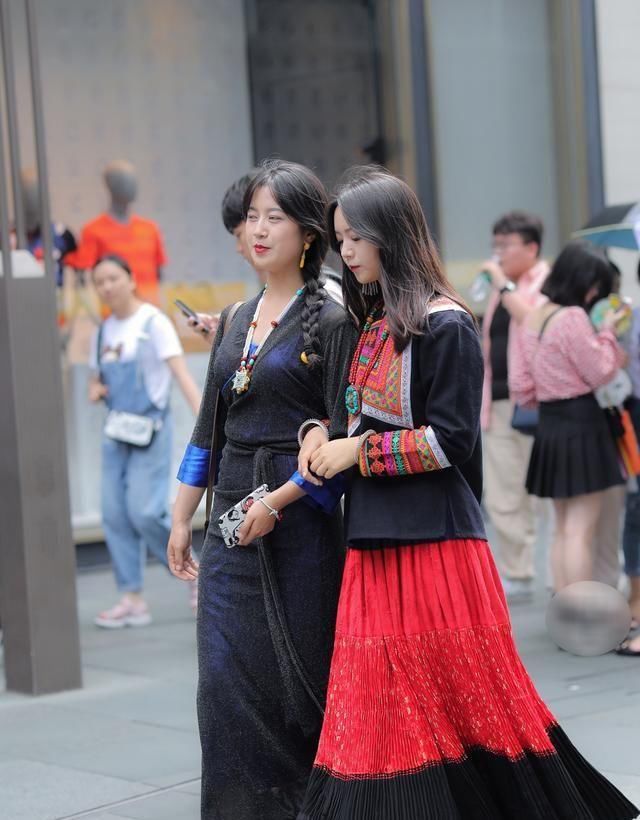  「汉服」街头偶遇穿汉服的姐妹花，清纯可爱，但不知道是哪个民族的服装