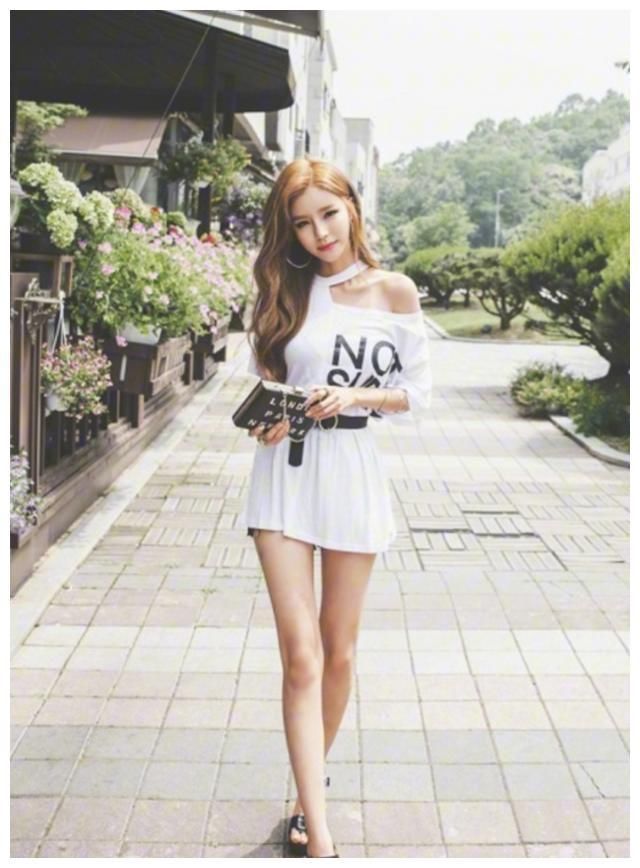 街拍：时尚靓丽的姐妹花，身子高挑双腿修长看一眼你就满足吧