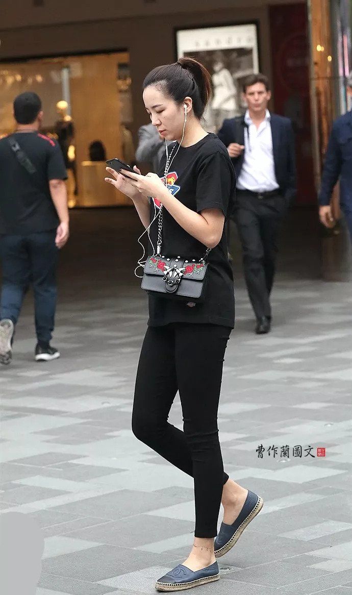 街拍:打底裤，穿出美女天生丽质好底子