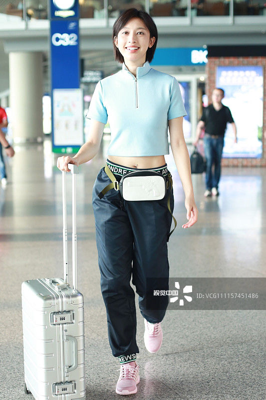 张俪机场秀马甲线和肚脐环，火辣身材看呆路人!