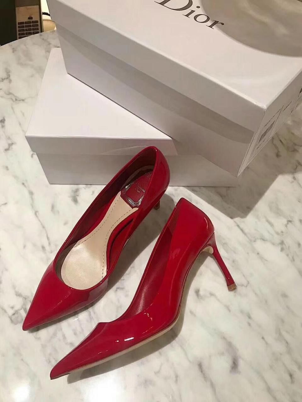 每个小女生从小都有着对高跟鞋的无限迷恋，那么杨紫也不例外的。