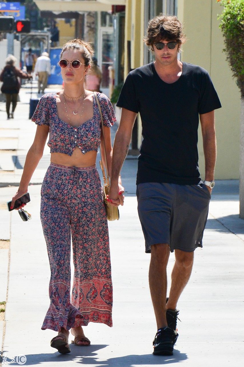 37岁巴西超模有两个娃，找了一个低调的高富帅，换了一身新衣服