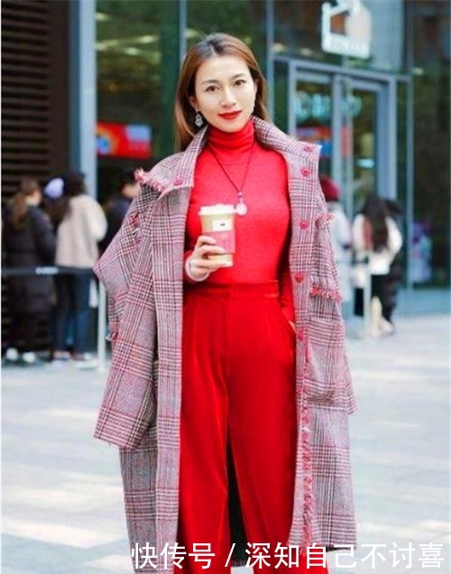 「尽显」街拍:天生丽质的小美女,优雅的穿搭,尽显时尚风采