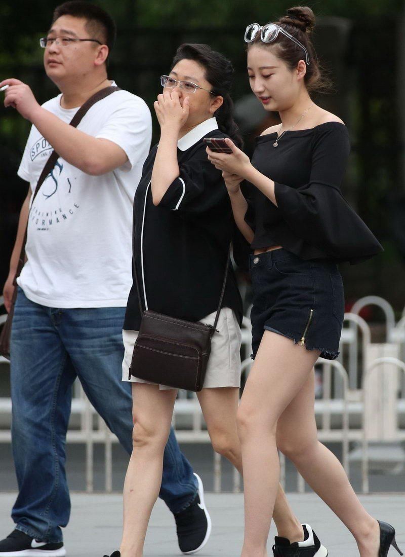 东路街拍: 一身黑色时尚装的白嫩美腿妹子, 穿出长腿女神范儿