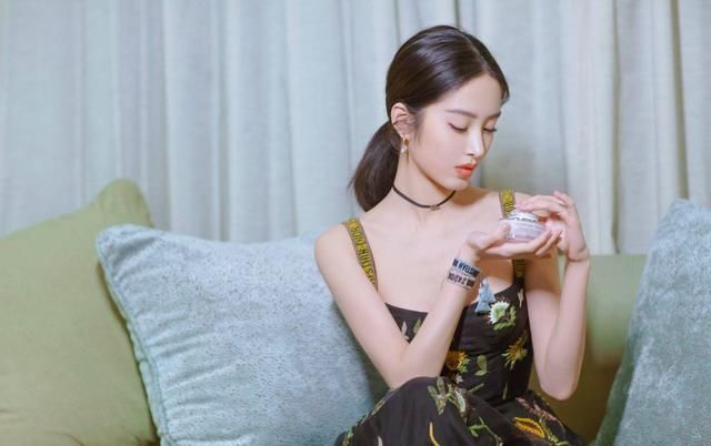 杨采钰越来越会穿了，凹印花连衣裙特撩人