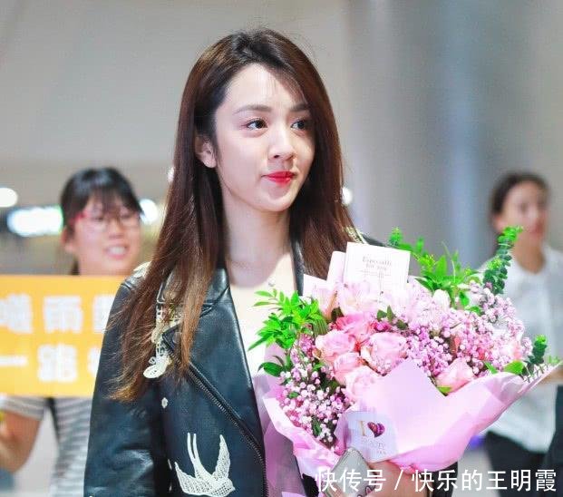 王晓晨太疯狂了,上面裹着皮衣下面却搭配超短裤,到底热还是冷