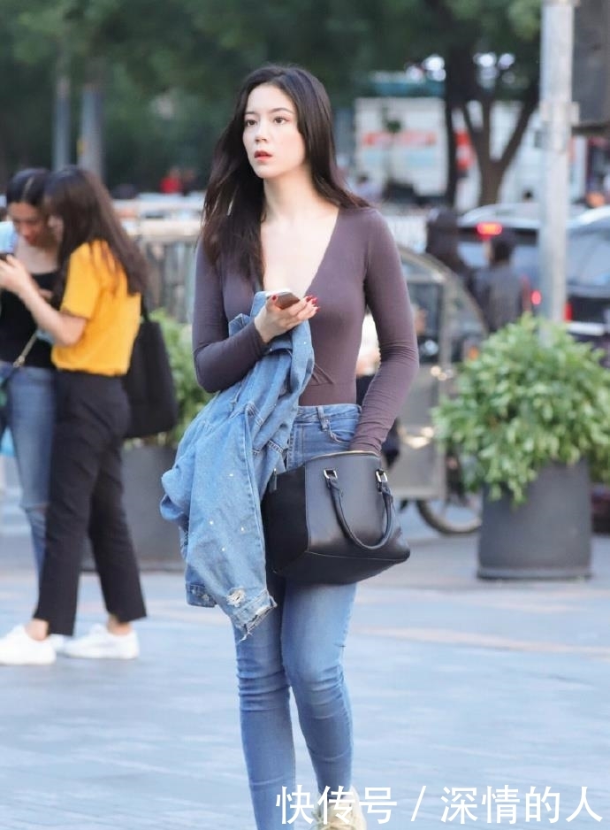 『 美女』吊带裙的穿搭，潮流范十足！，美女街拍：身材丰腴的大姐姐