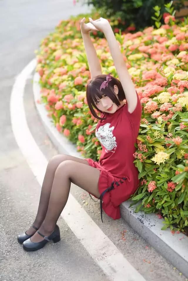 次元少女cos黑丝红色连衣裙，就喜欢这样慵懒的萌萌