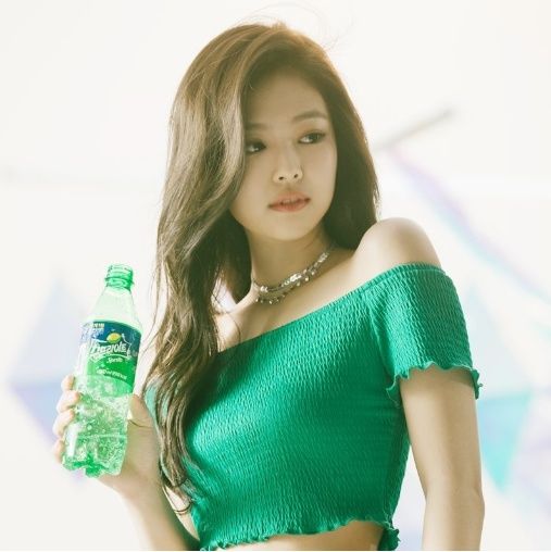 一款饮料掀起绿色海洋风，满屏都是韩国女神，李成敏最迷人