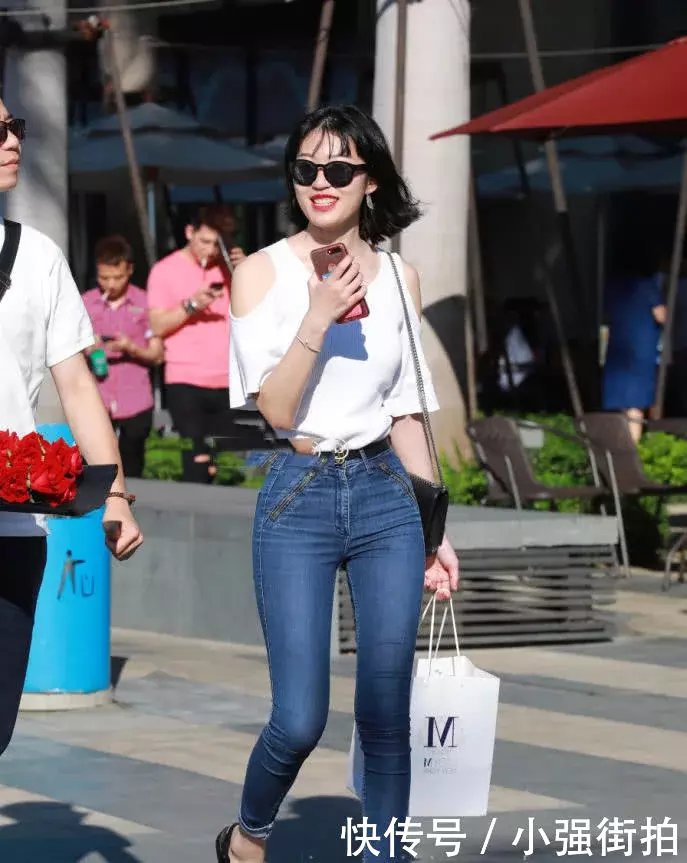 清秀的小姐姐紧身牛仔裤穿出浑圆丰满的曲线，小姐姐的微笑真的很