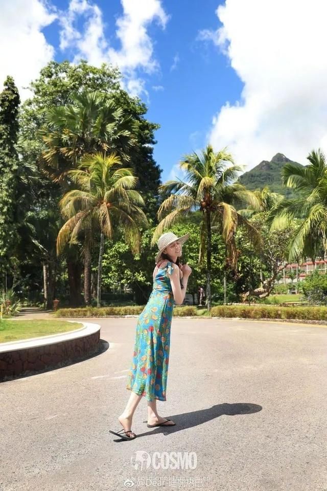 海边的迪丽热巴晒不黑又不脱妆，清凉