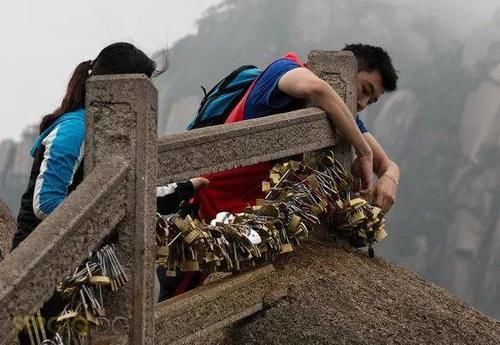 你们的爱情信物,都变成了景区垃圾