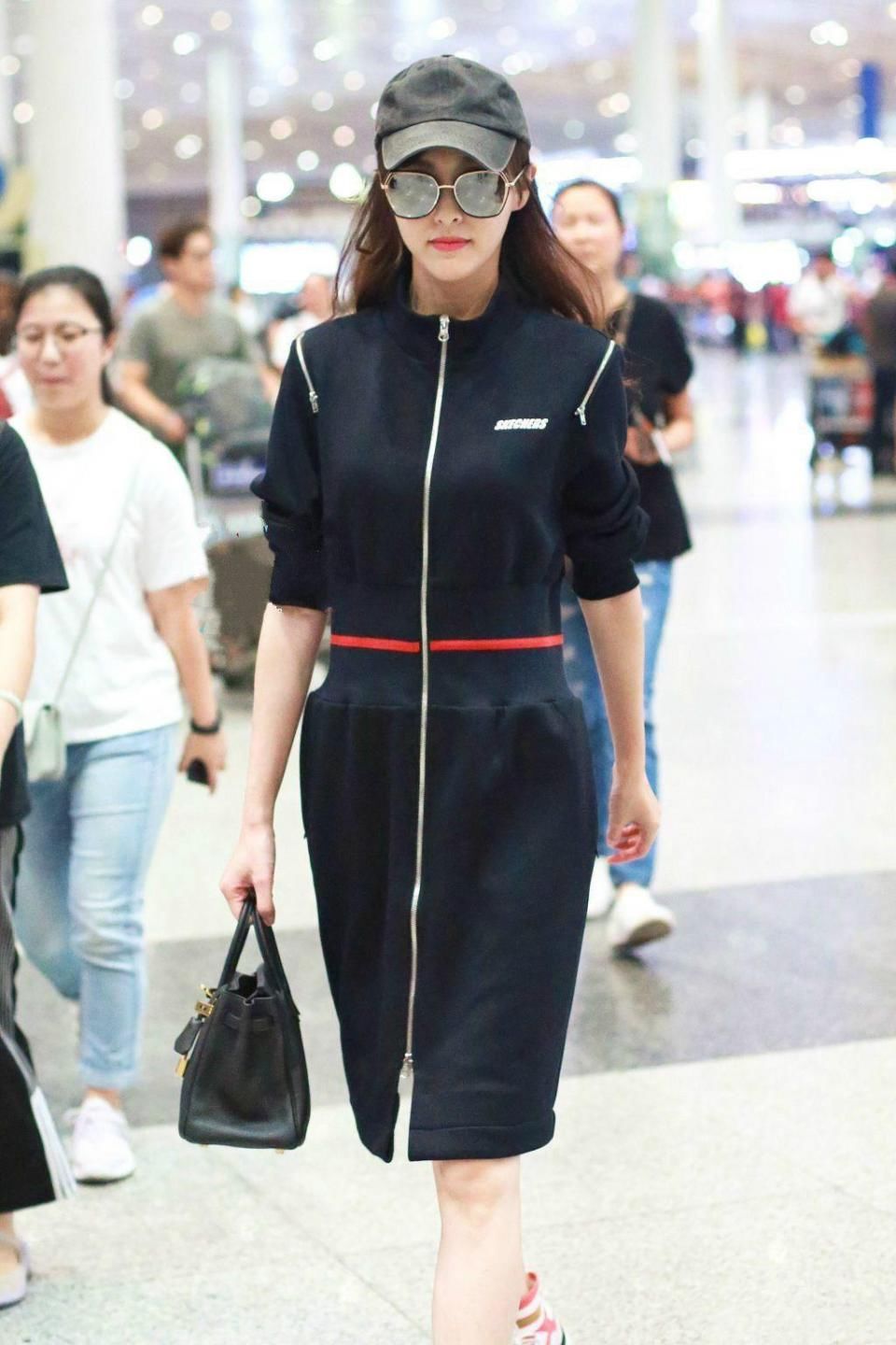 唐嫣A字裙搭配的好?网友:人家穿什么都不难看!