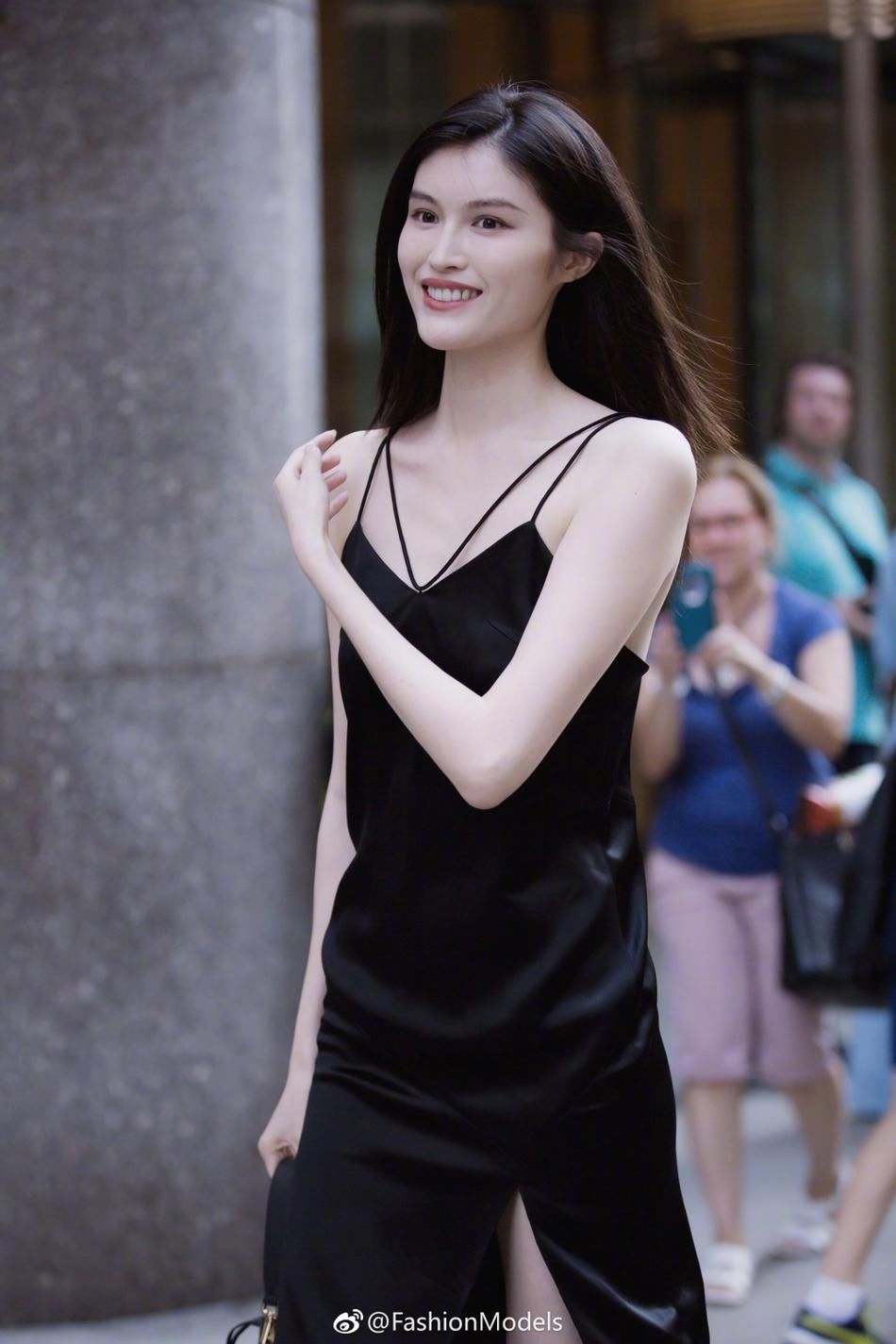何穗现身纽约面试维密秀 吊带高衩裙显高挑
