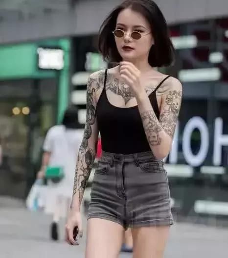 抖音花臂小姐姐走红，比“花臂新娘”更有个性，可背上到底纹的啥