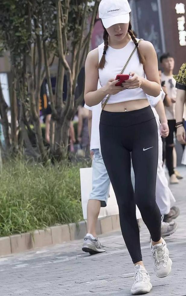 街拍：美女穿紧身运动裤，真的不要太迷人