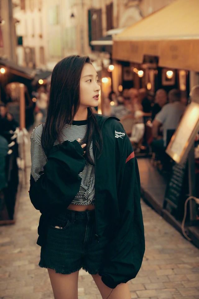 关晓彤戛纳拍海边大片,大长腿一览无余,高挑身材媲美超模