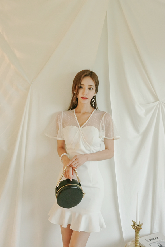 女神孙允珠,融雪花蒲温暖缦纱波点鱼尾裙