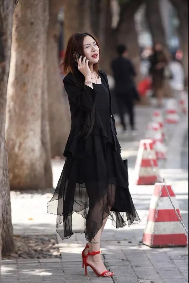 街拍路人，不一样的搭配风格，展现你极致时尚感