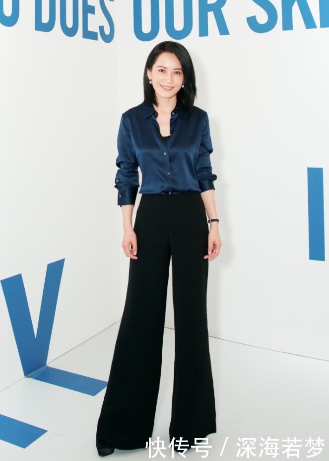 年近半百的俞飞鸿穿V领长裙出席活动,“冻龄女神”大秀女人味!