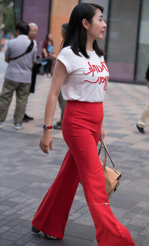 时尚小阿姨红色喇叭裤显出丰腴身材，肉感十足却肥而不腻，很值得