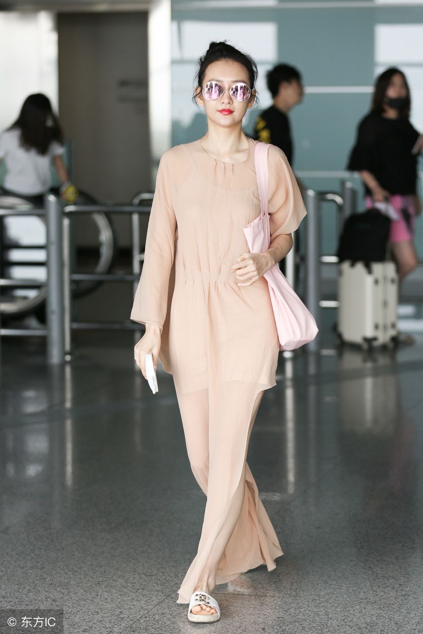 王鸥身穿裸色薄纱长裙，酷似仙女下凡，脚下一双拖鞋很接地气