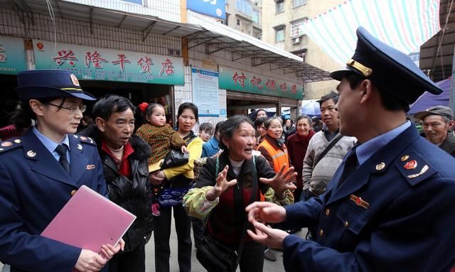  【玉米】提个醒：又到收玉米时候了，农民在地里卖玉米提防地秤