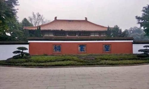 四川一座古老的祠庙,却有两座帝王墓,其中埋葬着古蜀国开国之君