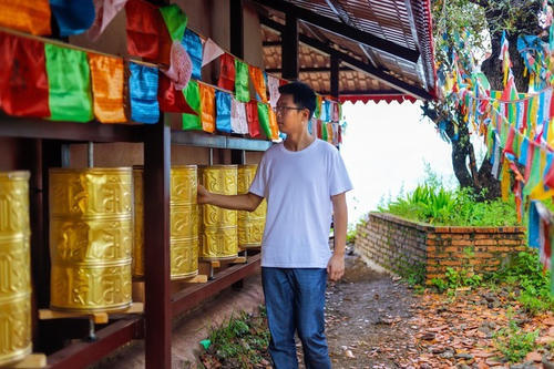 就着月光，伴着洱海，干了这瓶风花雪月，网友：小心喂鱼