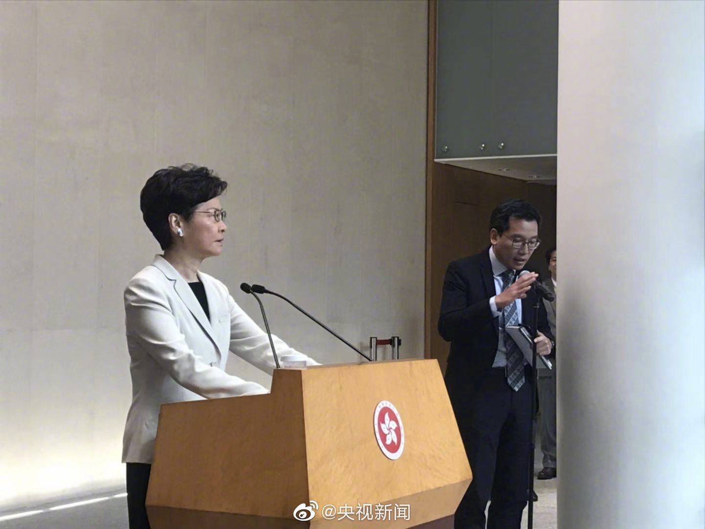  面罩@被扯下面罩的黑衣人疑是香港公务员 特首:绝不姑息