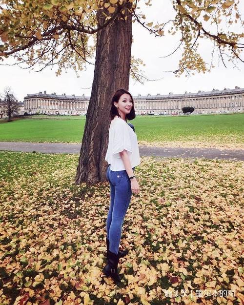 街拍：牛仔裤小姐姐走在潮流的前端，紧身更显女性时尚范！