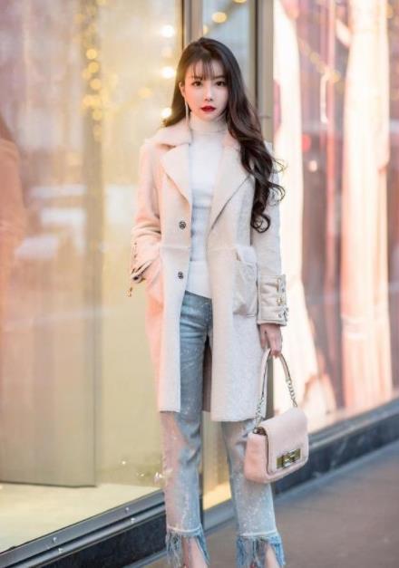 小天使@街拍:白裙小姐姐,灵动秀气,犹如可爱的小天使一样美丽